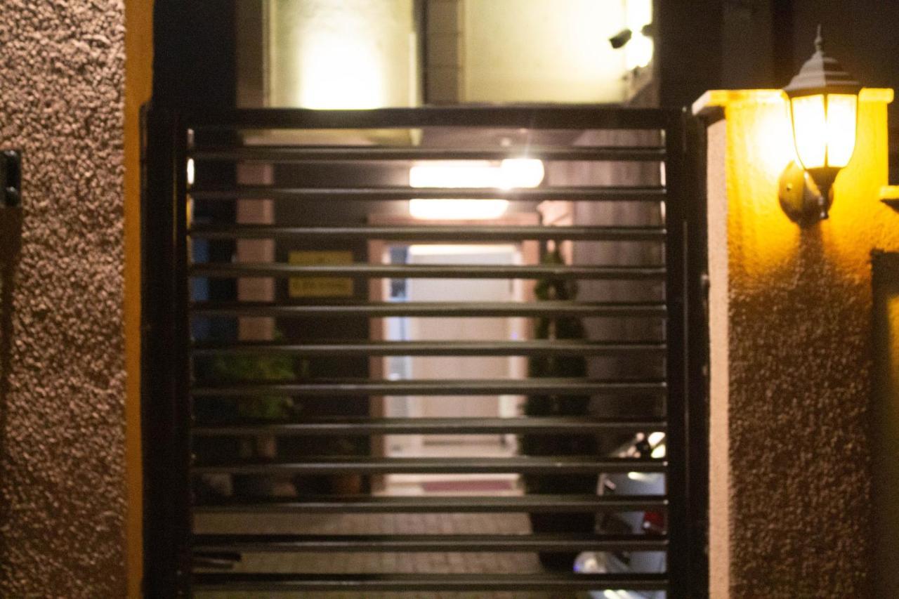 Hotel Living Suto Orizari Exterior photo