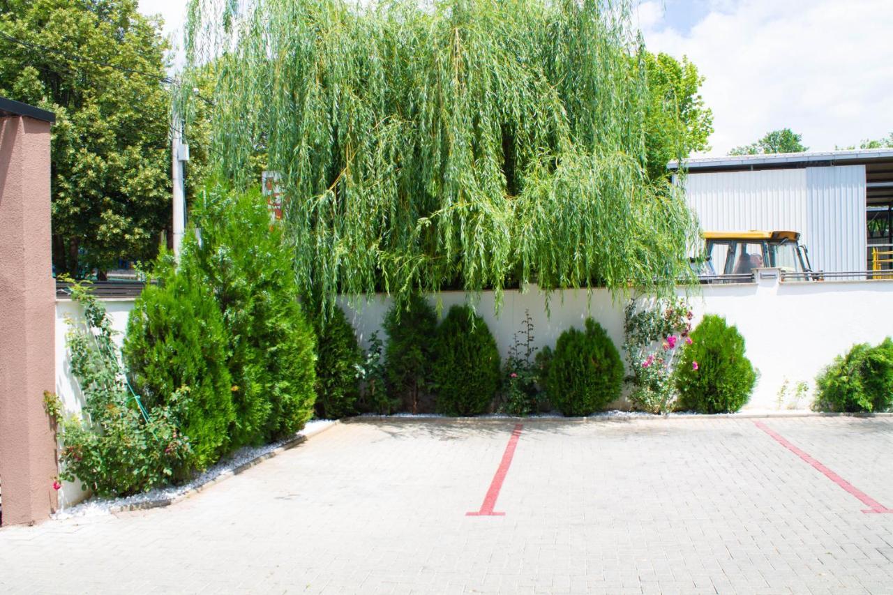 Hotel Living Suto Orizari Exterior photo