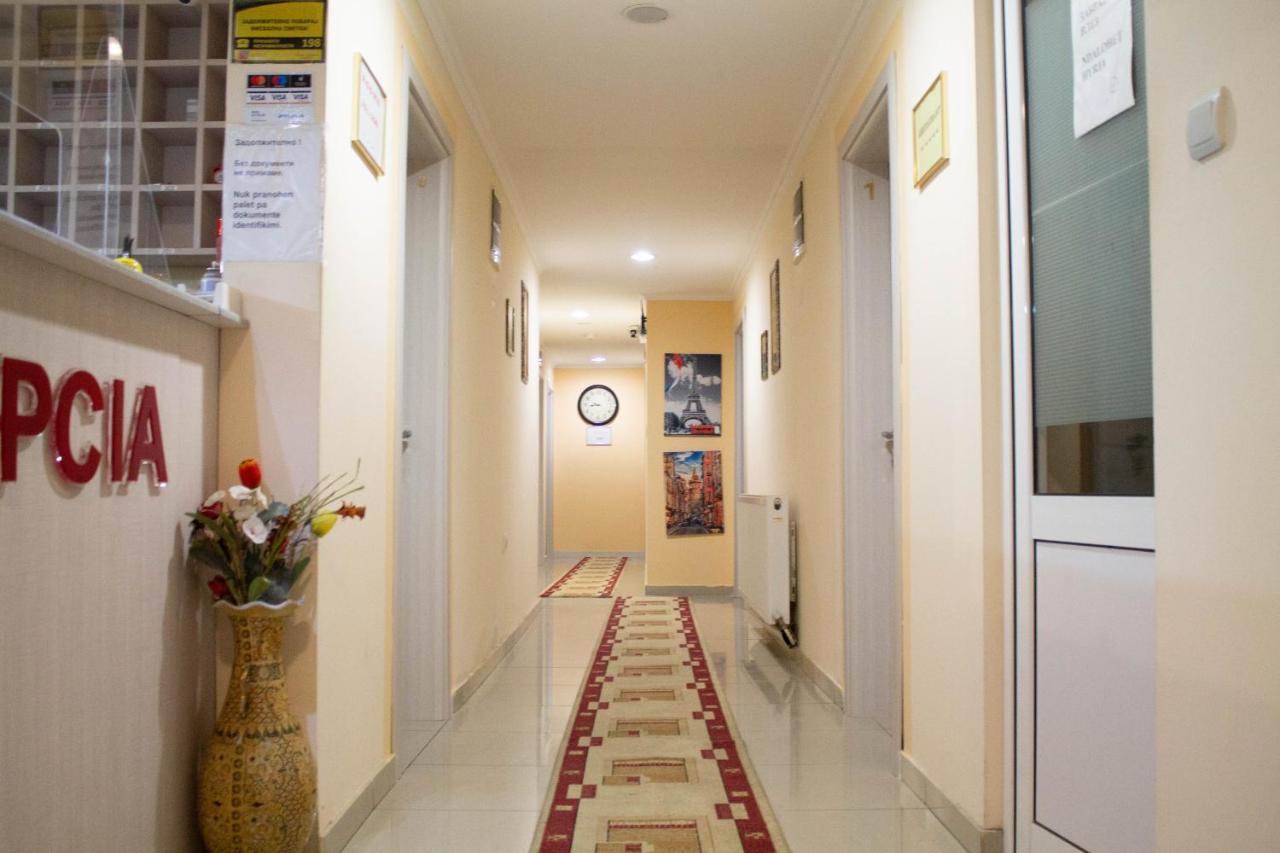 Hotel Living Suto Orizari Exterior photo
