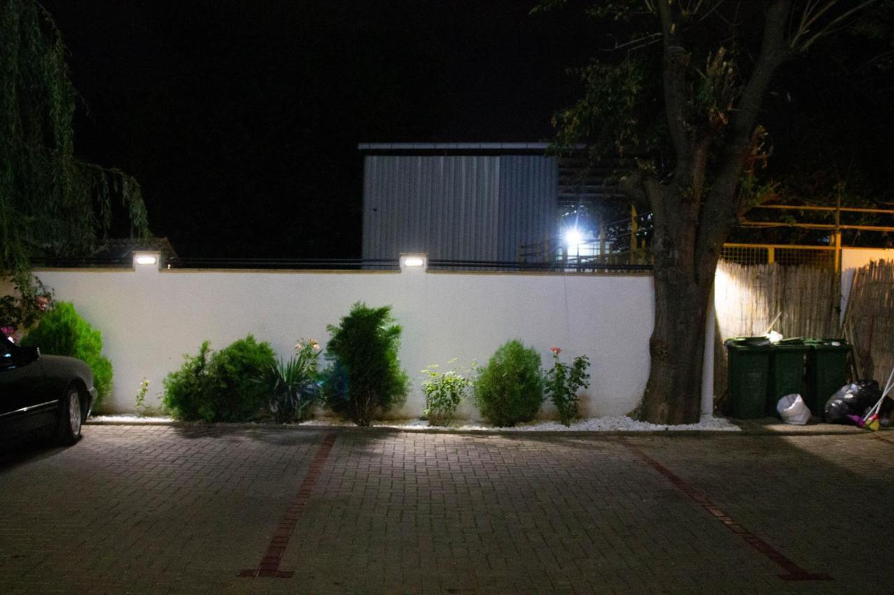 Hotel Living Suto Orizari Exterior photo