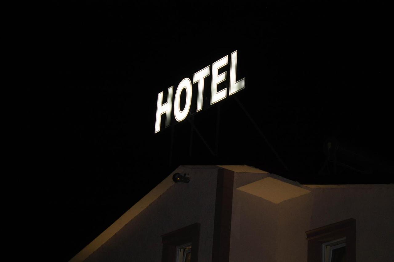 Hotel Living Suto Orizari Exterior photo